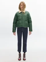 Campera verde con cuello beige de pana, largo a la cadera, con elástico inferior para ceñir a gusto. Cierre por botones a presión, bolsillos frontales y forro de cuerpo estampado de algodón.