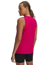 Musculosa deportiva Under Armour color fucsia con logo estampado en el pecho.