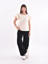 Remera blanca de manga corta con cuello redondo y detalle de bordado inglés en el canesú y los bordes de las mangas.