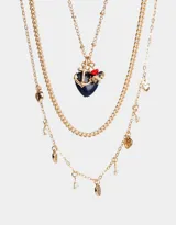 Collar corto dorado de triple cadena con dijes de corazones y perlas sintéticas.