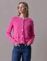 Cardigan tejido color beige, marca Ninety. Escote a la base y abertura central con botones metálicos. Delantera con bolsillos simulados.