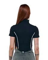 Top cropped negro de gabardina elastizada, con cuello alto, cierre frontal, silueta entallada, recortes y costuras a contratono.