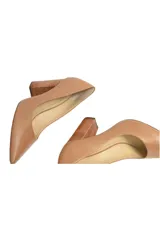Stilettos de cuero color caramelo con punta ligeramente redondeada y tacón con textura de madera clara.