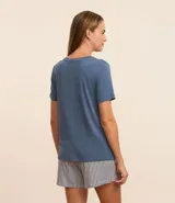 Conjunto de pijama short doll, compuesto por una remera azul con estampado de la frase "Chase The Sun" y un short a rayas verticales blancas y azules con cintura elástica.