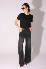 Remera negra de manga corta y cuello redondo.