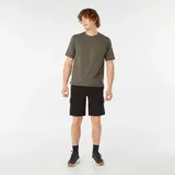 Bermudas deportivas negras con bolsillos cargo laterales.