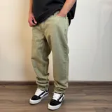 Pantalón jean color verde oliva, corte mom oversize.