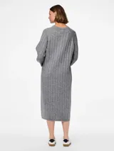 Vestido midi gris de punto con cuello redondo, mangas largas raglán y puños acanalados.