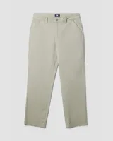 Pantalón chino de hombre color beige claro, de corte recto y holgado, con cierre de botón y cremallera, y bolsillos tipo chino.