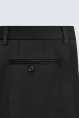 Pantalón de vestir negro de lana, corte recto, con bolsillos laterales y traseros de ojal con botón.