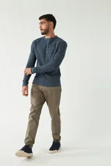 Sweater azul de punto con cuello redondo, mangas largas y logo bordado en el pecho. Corte slim fit.