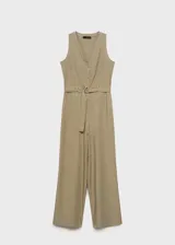 Mono largo color caqui, de corte recto, con escote en V, sin mangas y cinturón con hebilla metálica.
