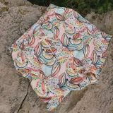 Short de baño estampado con bananas de colores, con elástico en la cintura, cordón ajustable, tres bolsillos (dos laterales y uno trasero), tela con 10% spandex de secado rápido con doble costura de seguridad e interior con mesh hipoalergénico.