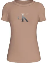 Remera color beige de corte slim, cuello redondo y mangas cortas. Estampado degradado del logo de Calvin Klein en el pecho.