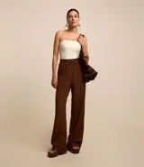 Pantalón pantalona marrón de viscolino, con cintura elástica, bolsillos laterales y lazo ajustable en la cintura.