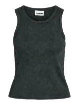 Musculosa negra de tejido acanalado, corte ajustado y cuello redondo.