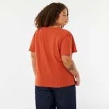 Camiseta color ladrillo de punto calado con escote en V y mangas cortas tipo murciélago.