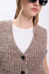 Chaleco de punto lurex color taupe con escote en V y cierre frontal con botones.