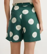 Short verde con lunares blancos, de viscosa, con cinturón para atar.