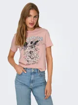 Remera rosa de algodón con cuello redondo y mangas cortas. Estampado frontal con la frase "Tomorrow is not promised" sobre un diseño de ángel, flores y calavera.