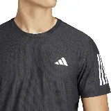 Remera deportiva Adidas OTR B Tee, color gris oscuro con logo blanco en el pecho y tres tiras blancas en las mangas.