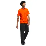 Remera naranja de corte clásico con logo de Adidas estampado en el pecho.
