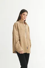 Sobrecamisa de algodón color marrón, con cuello clásico, botones personalizados y bolsillos cuadrados en el pecho.
