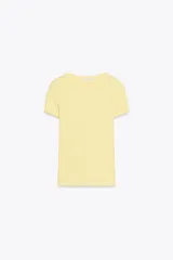 Camiseta color amarillo claro de viscosa con cuello redondo y mangas cortas.