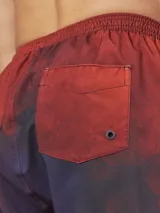 Short de baño color borgoña con estampado de hojas en tono sobre tono, cintura elástica con cordón ajustable y logo de la marca en la pierna.