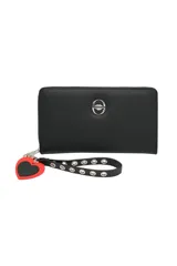 Billetera negra con cierre perimetral, logo metálico plateado de la marca y correa de mano con apliques metálicos y dije de corazón rojo.