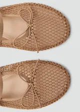 Zapato tipo bailarina color rojo, de malla con lazo decorativo y cierre de tira con hebilla.