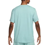 Remera deportiva Nike de hombre color celeste, de manga corta y cuello redondo. Cuenta con tecnología Dri-FIT y logo reflectivo en el pecho.