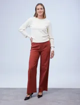 Pantalón negro de pierna ancha, marca Zac & Rachel. Pretina ancha con aplique de botones y bolsillos simulados con tachas.