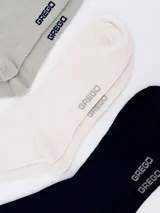 Pack de tres pares de medias de caña corta en tonos azul marino, gris y blanco, con franjas en la parte superior.