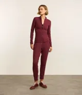 Campera deportiva negra confeccionada en poliamida y elastano, con cuello alto, cierre delantero por cremallera y bolsillos laterales.