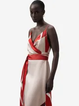 Vestido largo con estampado abstracto en tonos beige y rojo, de tirantes finos, escote pico cruzado, espalda descubierta, cinturón y drapeado en el delantero.