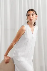 Vestido midi blanco de lino, corte recto, sin mangas y escote en V.