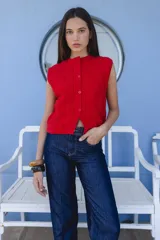 Chaleco tejido negro con botones en la delantera y diseño de punto acanalado.