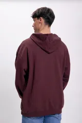 Canguro deportivo marrón con capucha, bolsillo tipo canguro y estampado frontal con la inscripción "WALL TAGS 1995" en blanco.