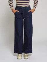 Pantalón de denim azul oscuro de corte ancho y tiro alto.