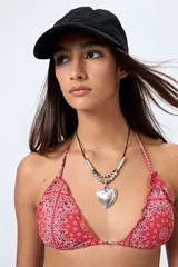 Top de bikini triangular con estampado tipo bandana, volados en los bordes, breteles finos y amarre en la espalda.