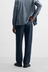 Pantalón de jean azul oscuro, corte recto, confeccionado en denim de algodón y lyocell. Cuenta con bolsillos frontales y traseros de vivo. Cierre frontal con cremallera y botón.