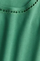 Musculosa cropped verde acanalada con escote redondo y sisas con detalle de calado.
