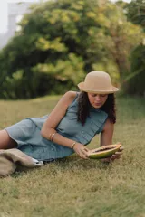Vestido azul de lino 100%, corte recto, sin mangas, con volados en el cuello y abotonadura frontal cruzada forrada en lino. Largo por encima de la rodilla.