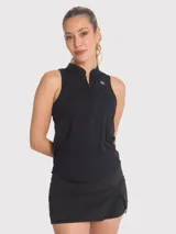 Musculosa deportiva negra con medio cierre frontal, cuello alto y logo estampado en el pecho.