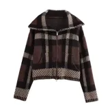 Campera corta con cierre frontal, cuello alto y bolsillos laterales. Diseño a cuadros en tonos marrón, beige y negro.