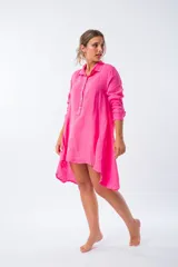 Camisa corta de lino fucsia, de corte amplio, con botones de nácar.