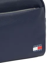 Neceser azul marino de Tommy Jeans con textura granulada, cierre de cremallera, asa lateral, bolsillo exterior con cremallera, bolsillo interior abierto y logo de la marca en el frente.
