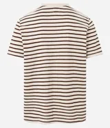 Remera de manga corta con cuello redondo y corte regular. Diseño a rayas horizontales en color marrón sobre fondo beige.