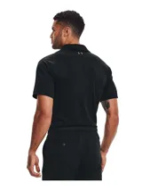 Chomba Under Armour Tech Polo para hombre, de color negro con logo en el pecho y detalles en gris en el cuello. Confeccionada con tejido UA Tech™ de secado rápido y corte holgado.